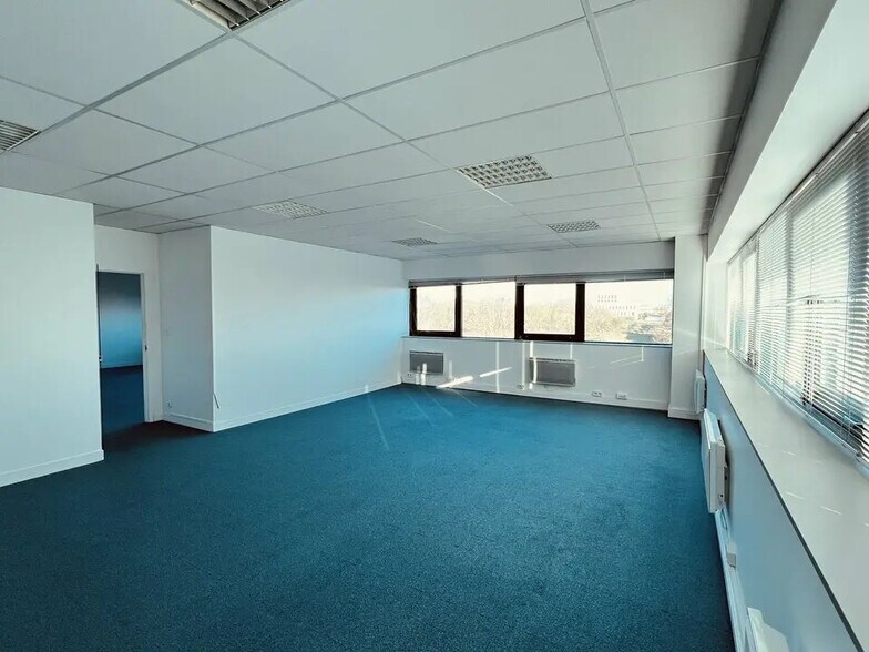Bureau dans Caen à louer - Photo de l’immeuble – Image 1 sur 23