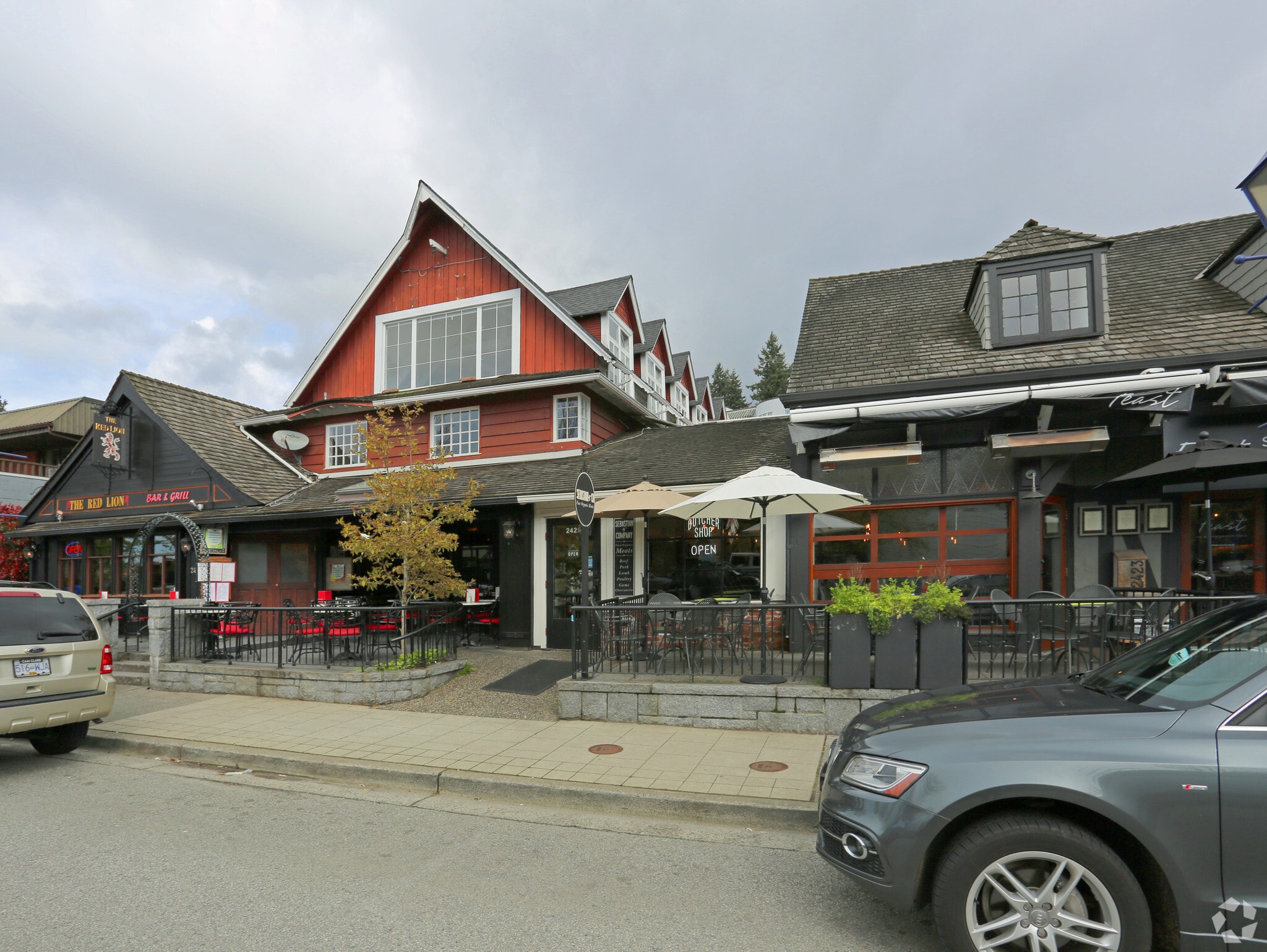 2417-2429 SW Marine Dr, West Vancouver, BC à louer Photo principale– Image 1 sur 7