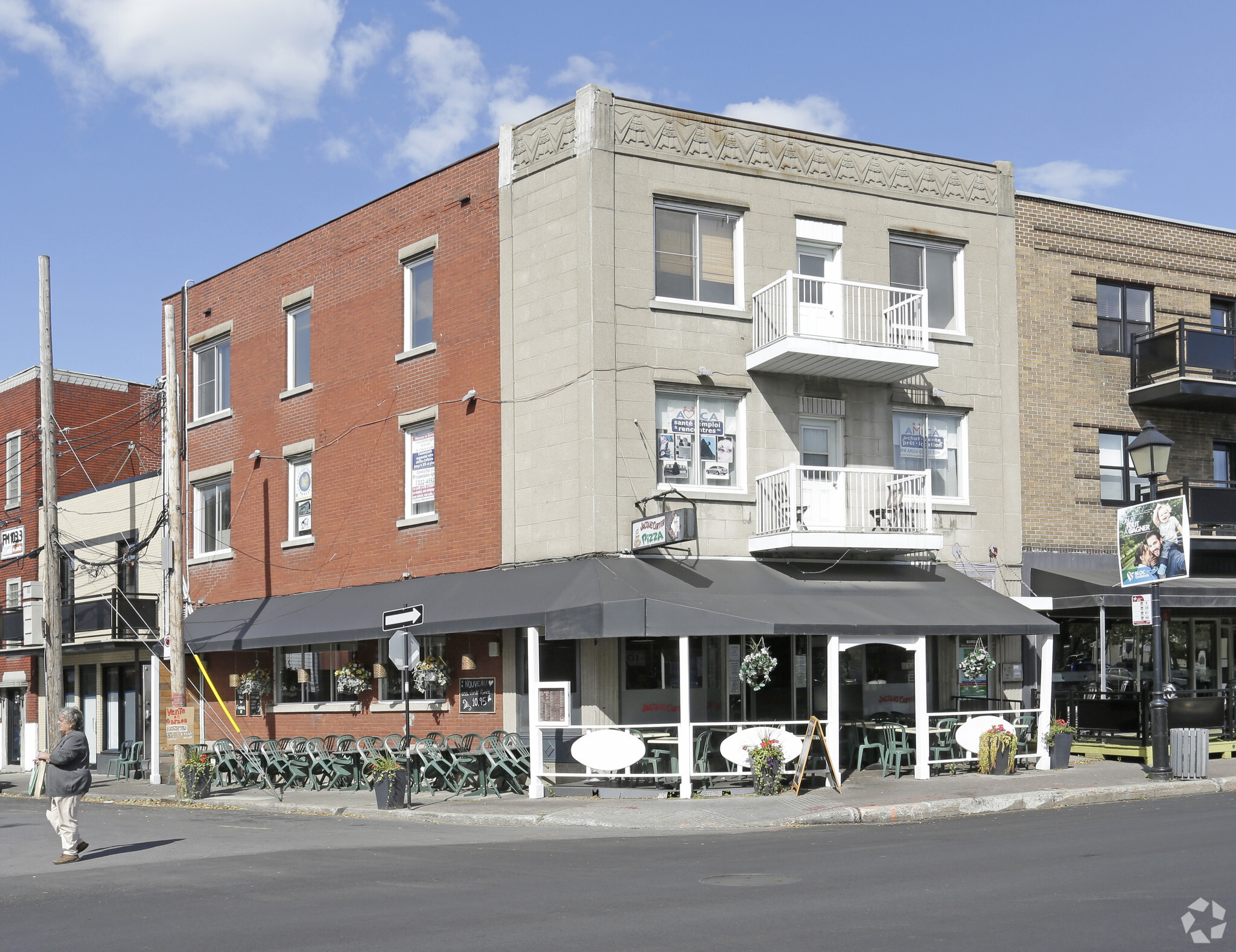 321 Rue Saint-Charles O, Longueuil, QC à louer Photo principale– Image 1 sur 3