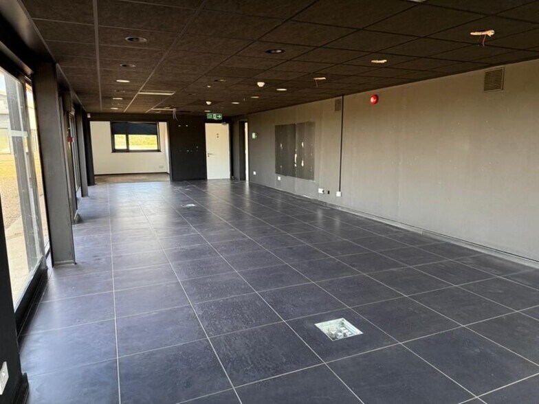Unit 1 Forest Rd, Newport à vendre - Photo de l’immeuble – Image 3 sur 6
