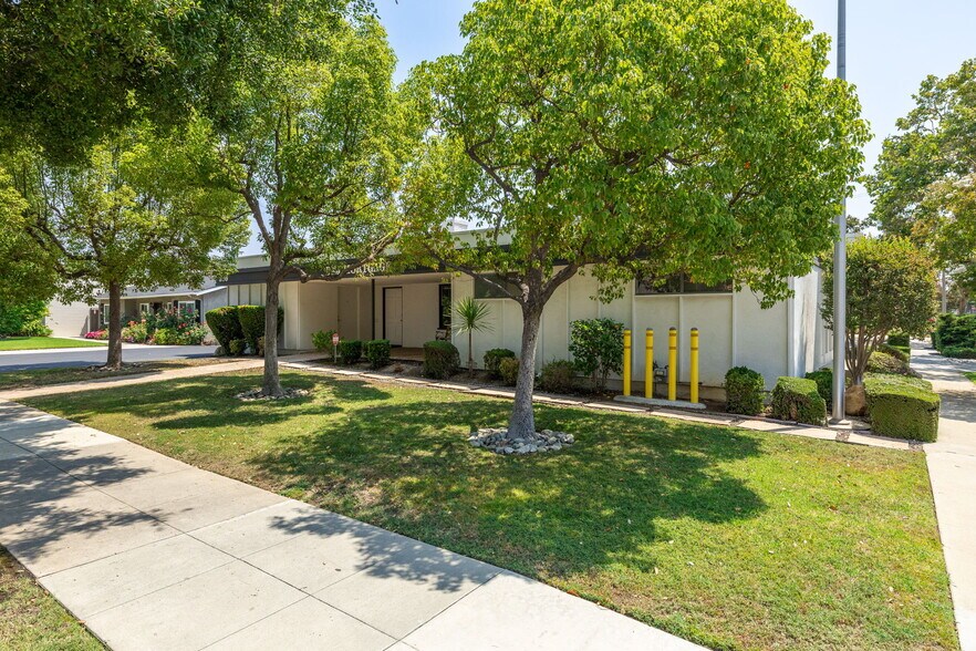 300 N San Dimas Ave, San Dimas, CA à louer - Photo de l’immeuble – Image 3 sur 52