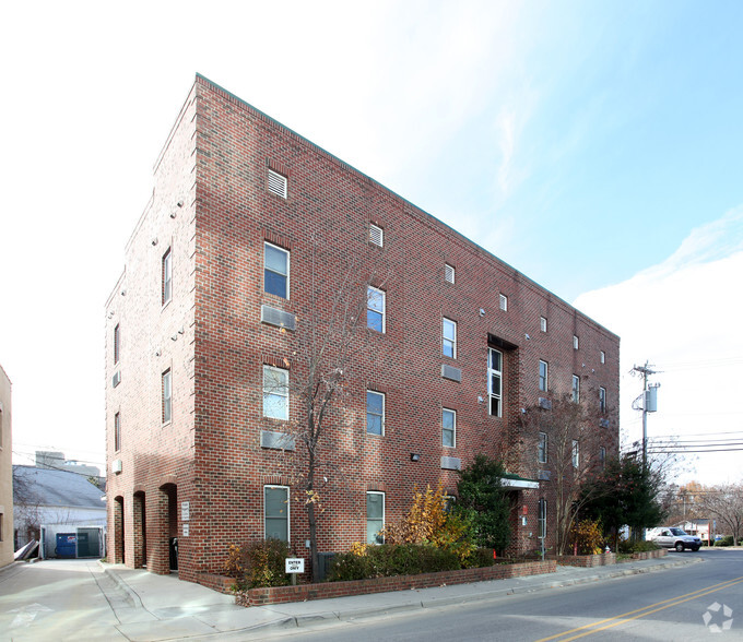 115 N Merritt Mill Rd, Chapel Hill, NC à louer - Photo de l’immeuble – Image 1 sur 4