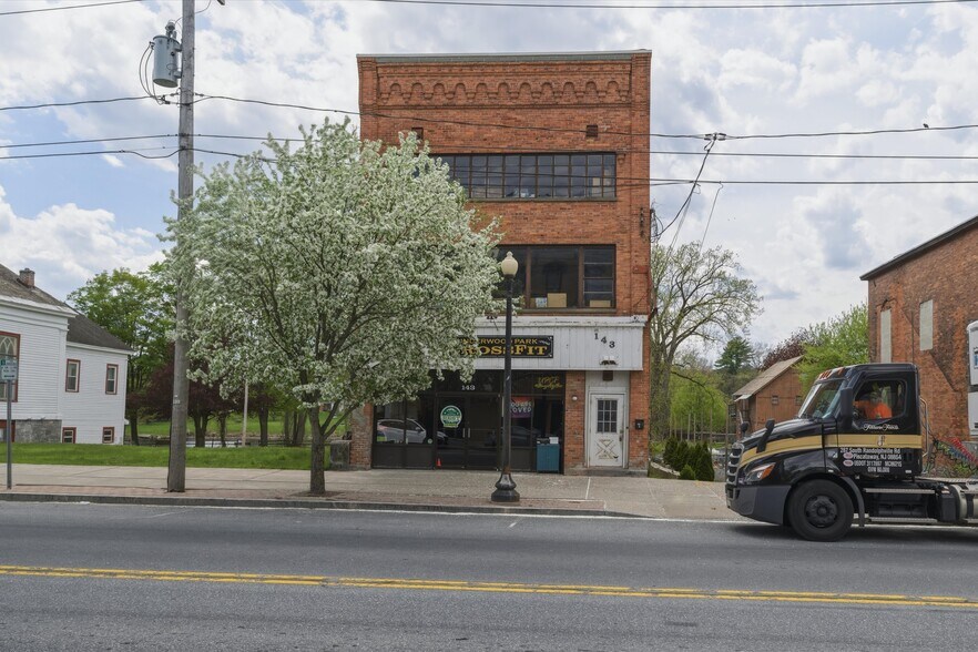 143 Broadway, Fort Edward, NY à vendre - Photo principale – Image 1 sur 46