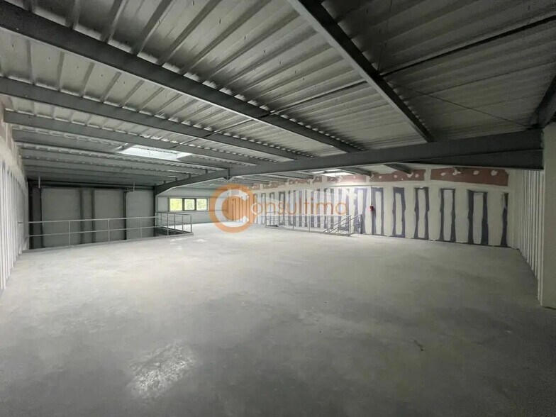 Local d'activités dans Salleboeuf à vendre - Photo de l’immeuble – Image 3 sur 6