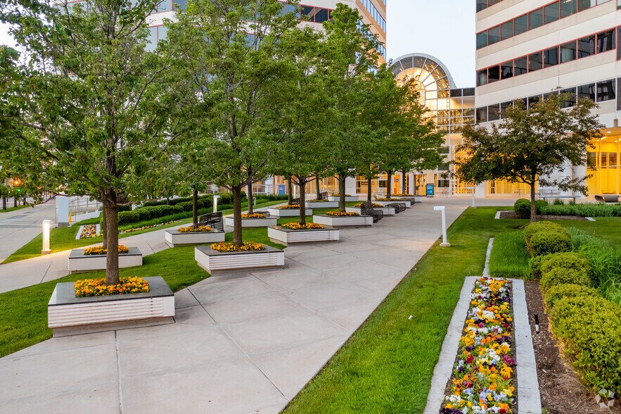 330 E Kilbourn Ave, Milwaukee, WI à louer - Photo de l’immeuble – Image 2 sur 22