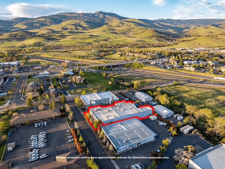 710 Jefferson Ave, Ashland, OR à louer - Photo de l’immeuble – Image 2 sur 86