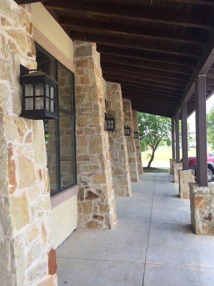 721 W Hwy 290, Dripping Springs, TX à louer - Photo de l’immeuble – Image 2 sur 3