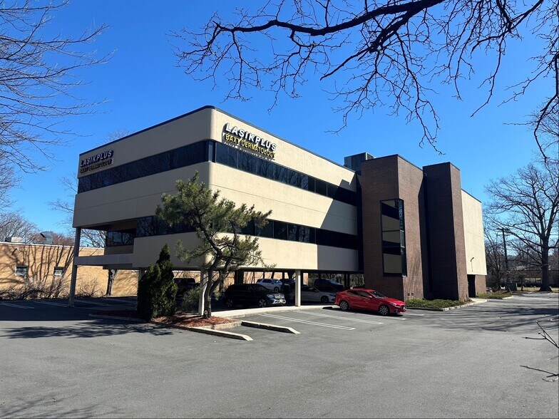 351 Evelyn St, Paramus, NJ à vendre - Photo de l’immeuble – Image 3 sur 9