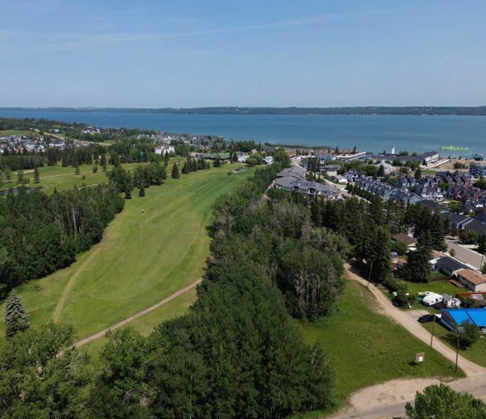 5310 50 Av, Sylvan Lake, AB à vendre Photo principale– Image 1 sur 6