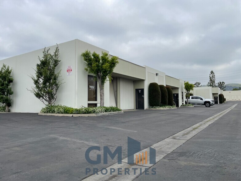 351-371 Oak Pl, Brea, CA à louer - Photo de l’immeuble – Image 3 sur 5