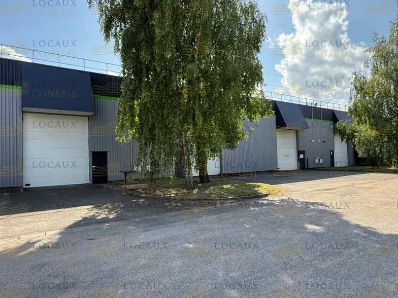 Local d’activités dans Coignières à louer - Photo de l’immeuble – Image 2 sur 2