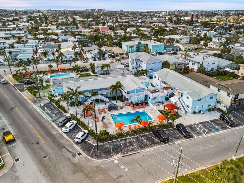 Two St Pete Beach Hotels portefeuille de 2 biens à vendre sur LoopNet.fr - Photo de l’immeuble – Image 1 sur 24