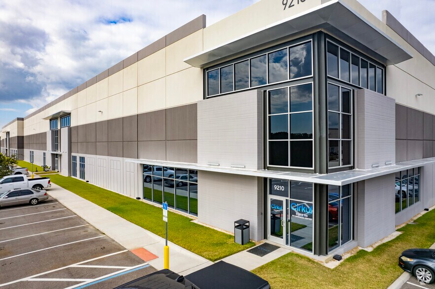 9210 E Columbus Dr, Tampa, FL à louer - Photo de l’immeuble – Image 2 sur 4