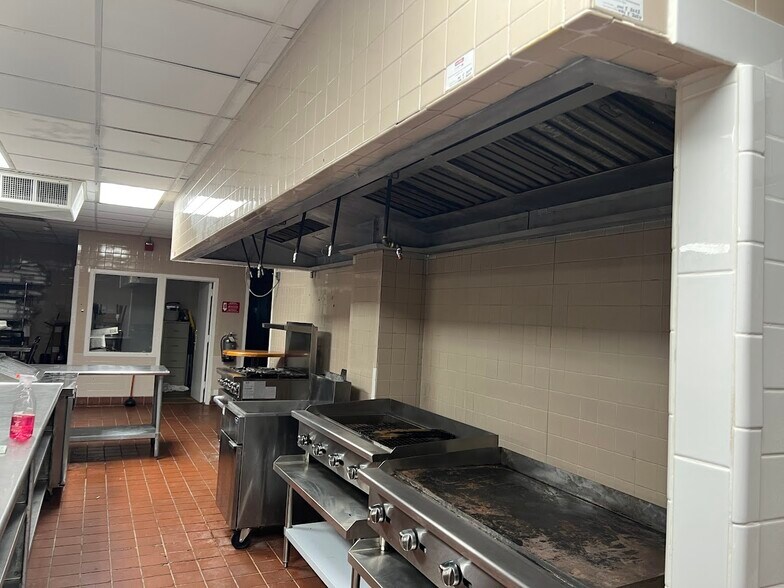148 NW 167th St, Miami, FL à louer - Photo de l’immeuble – Image 2 sur 16