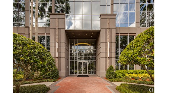 610 Crescent Executive Ct, Lake Mary, FL à louer - Photo de l’immeuble – Image 2 sur 4