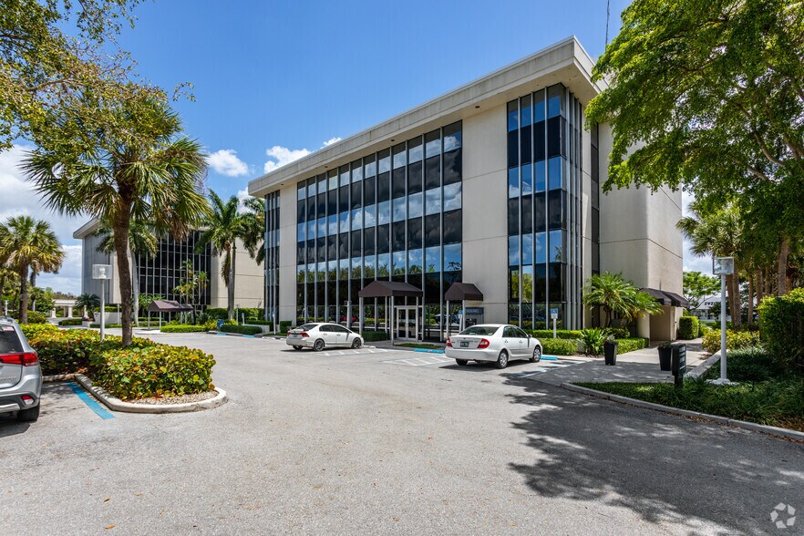 3001 Tamiami Trl N, Naples, FL à louer - Photo de l’immeuble – Image 2 sur 5