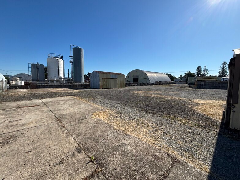 885 NW Dunbar Ave, Troutdale, OR à louer - Photo de l’immeuble – Image 2 sur 5