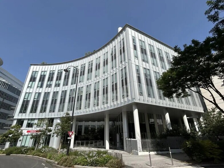 3 Place Renault, Rueil-Malmaison à louer - Photo de l’immeuble – Image 1 sur 11