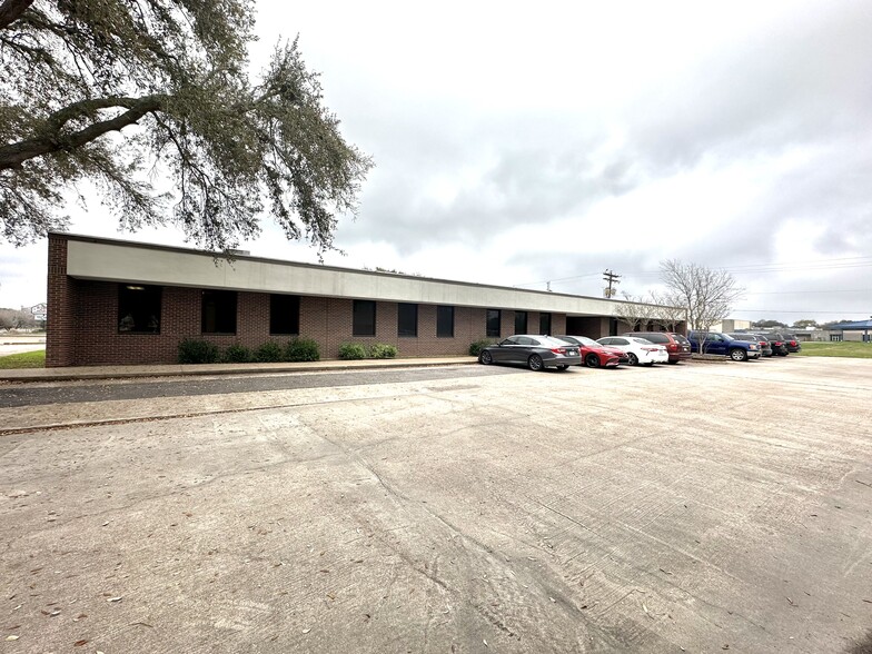 1216 N Velasco St, Angleton, TX à louer - Photo de l’immeuble – Image 3 sur 5