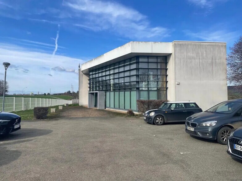 Local d'activités dans Saint-Pierre-la-Garenne à vendre - Photo de l’immeuble – Image 1 sur 13