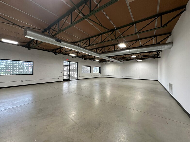 845 Regal Row, Dallas, TX à vendre - Photo intérieure – Image 3 sur 19