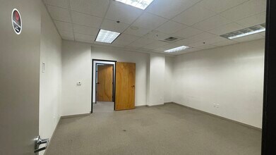 299 W Foothill Blvd, Upland, CA à louer Photo de l’immeuble– Image 1 sur 8