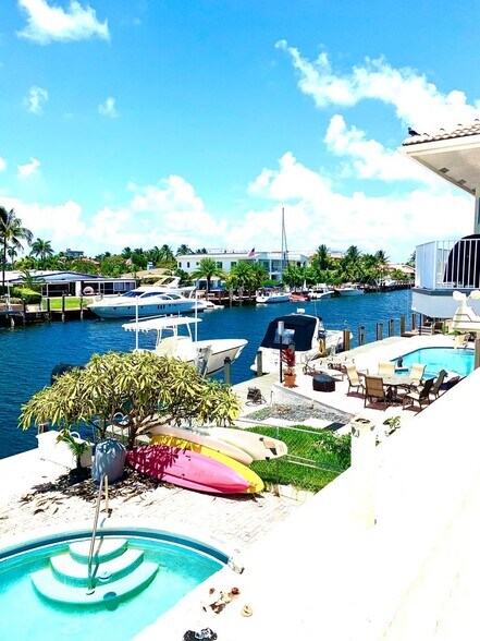 2735 NE 28th Ct, Lighthouse Point, FL à vendre - Photo de l’immeuble – Image 2 sur 2