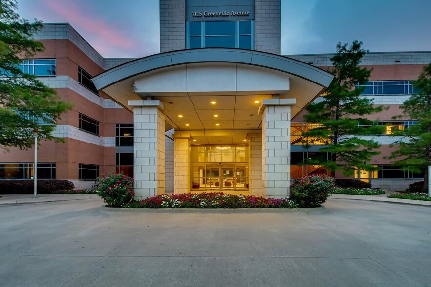 7115 Greenville Ave, Dallas, TX à louer - Photo de l’immeuble – Image 3 sur 12