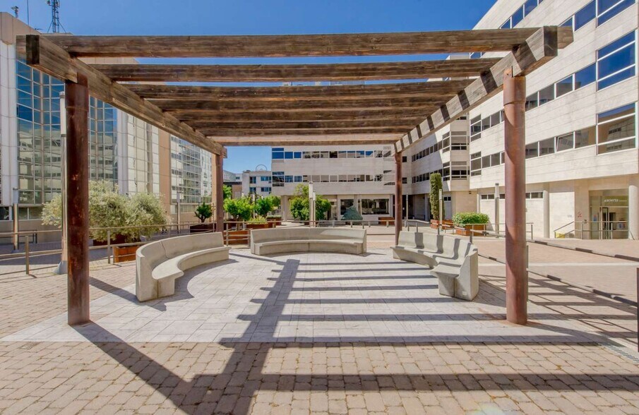 Calle de Julián Camarillo, 29, Madrid, Madrid à louer - Photo de l’immeuble – Image 3 sur 6