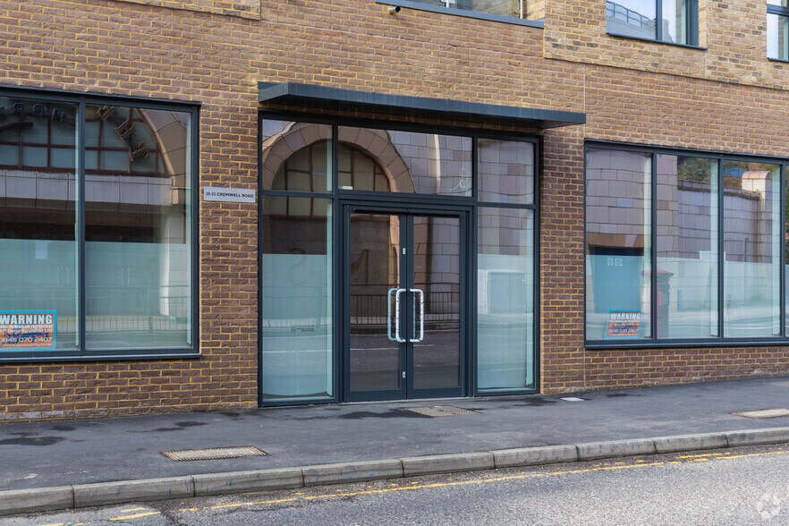 16-22 Cromwell Rd, Redhill à louer - Photo de l’immeuble – Image 1 sur 4