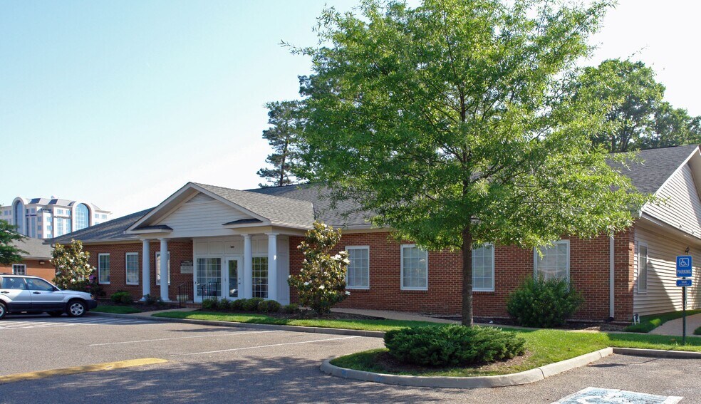 704 Thimble Shoals Blvd, Newport News, VA à vendre - Photo de l’immeuble – Image 3 sur 5