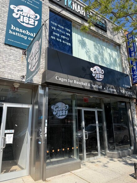 4522-4528 162nd St, Flushing, NY à louer - Photo de l’immeuble – Image 3 sur 4