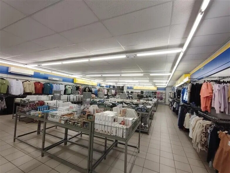 Local commercial dans  à louer - Photo de l’immeuble – Image 2 sur 6