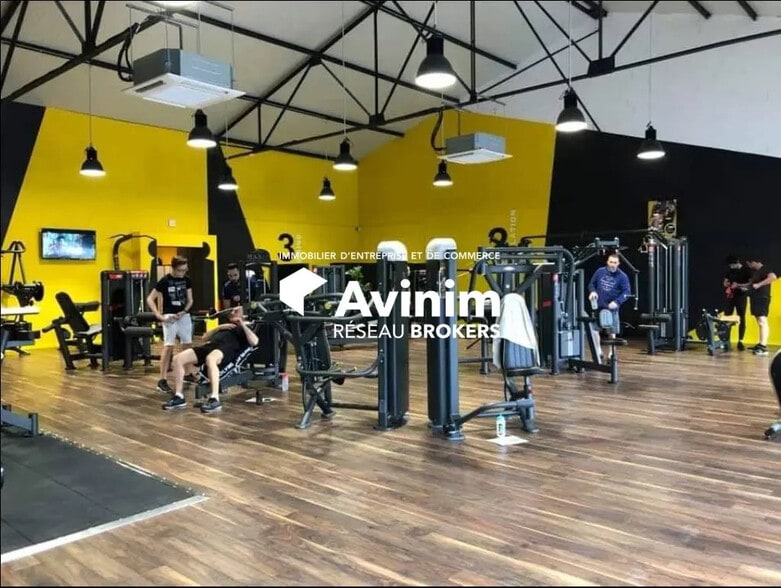 Local commercial dans Saint-Vit à louer - Photo de l’immeuble – Image 2 sur 3