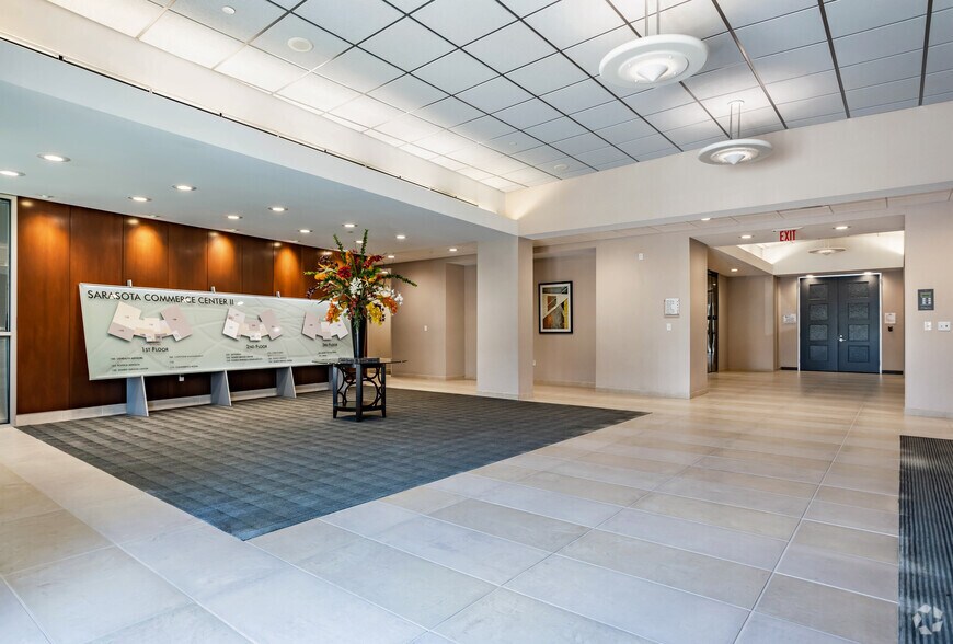 101 Paramount Dr, Sarasota, FL à louer - Hall d’entrée – Image 3 sur 11