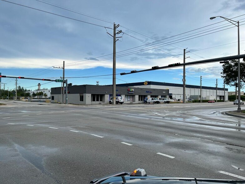 2441-2481 NW 72nd Ave, Miami, FL à louer - Photo de l’immeuble – Image 3 sur 6
