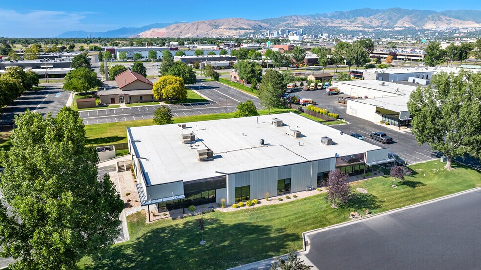 1182 W 2400 S, Salt Lake City, UT à louer - Photo de l’immeuble – Image 3 sur 4