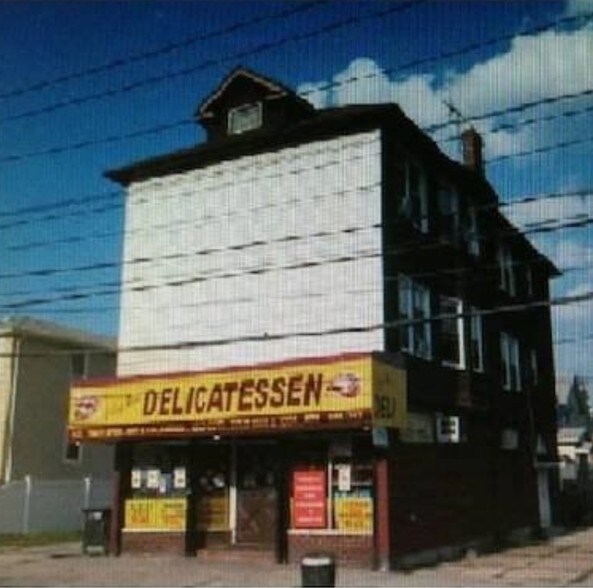 122-01 College Point Blvd, College Point, NY à vendre - Photo principale – Image 1 sur 2