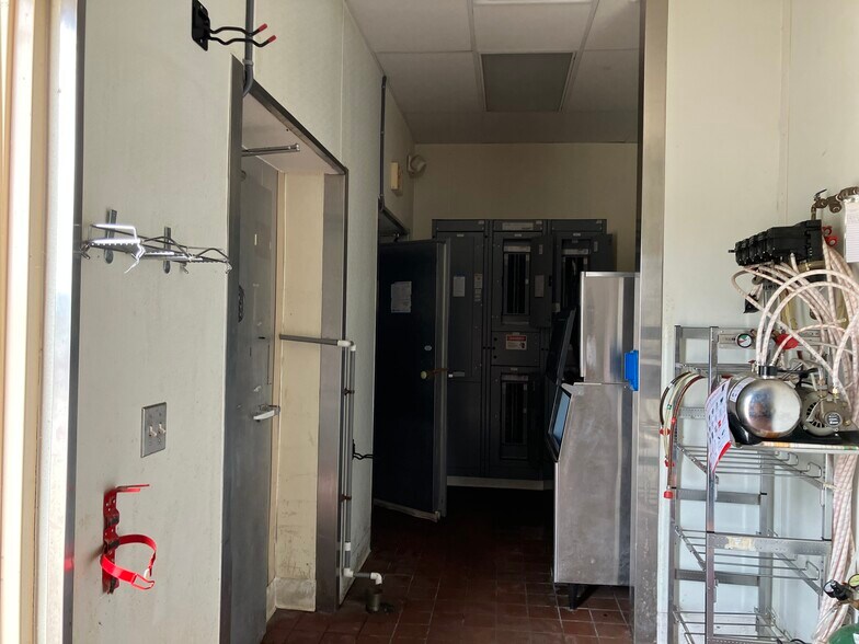 772 W Bay St, East Tawas, MI à vendre - Photo intérieure – Image 2 sur 25