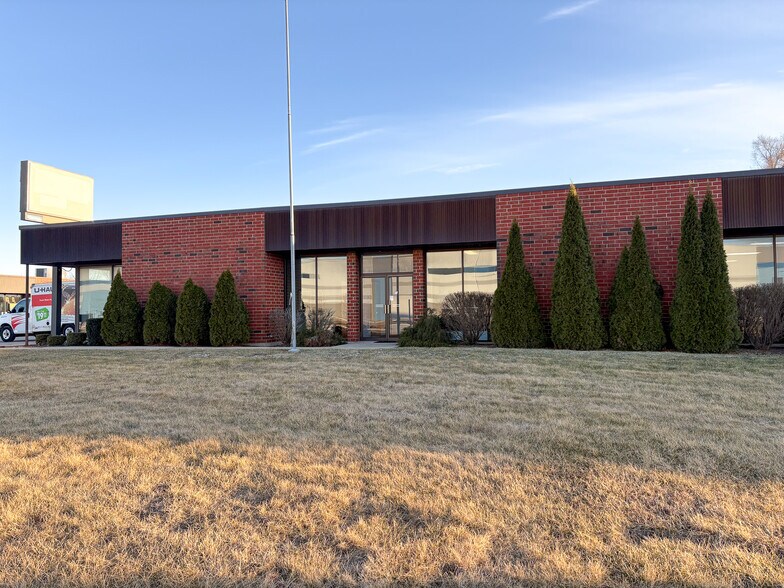 Industrial - 74k, 93% Leased For Sale portefeuille de 7 biens à vendre sur LoopNet.fr - Photo de l’immeuble – Image 2 sur 8