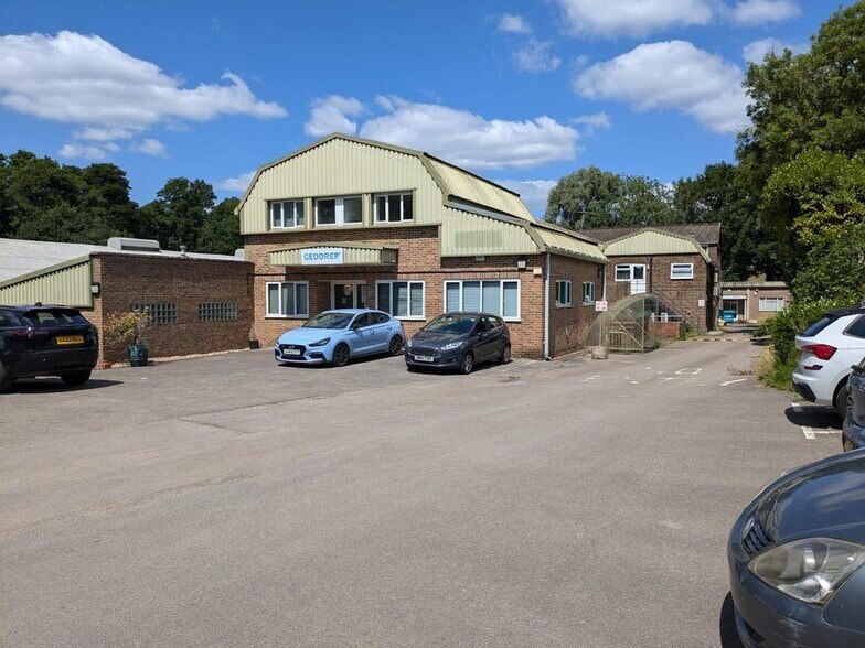 22 Gosden Cmn, Guildford à louer - Photo de l’immeuble – Image 3 sur 15