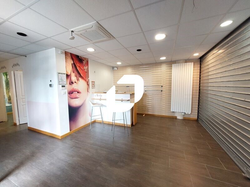Local commercial dans Élancourt à louer Photo intérieure– Image 1 sur 10