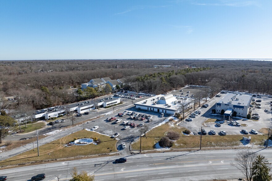 250 Patchogue Yaphank Rd, East Patchogue, NY à louer - Vidéo aérienne – Image 2 sur 18