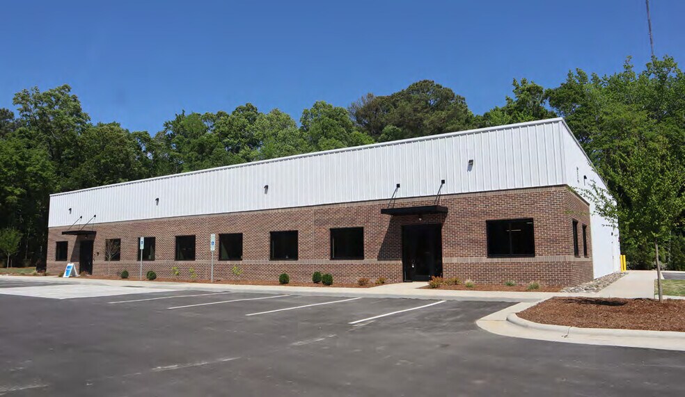 140 Spaceway Ct, Garner, NC à louer - Photo de l’immeuble – Image 3 sur 7