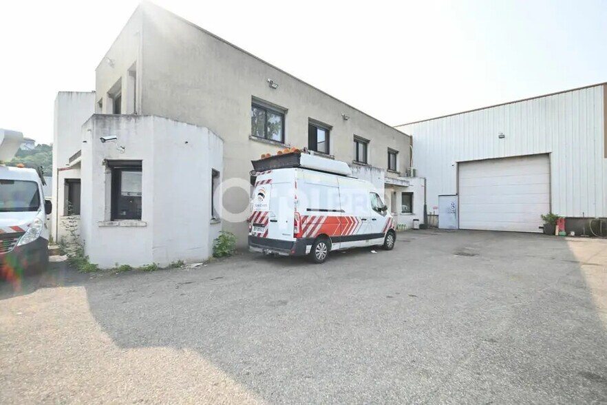 Local d'activités dans Feyzin à vendre - Photo de l’immeuble – Image 1 sur 12