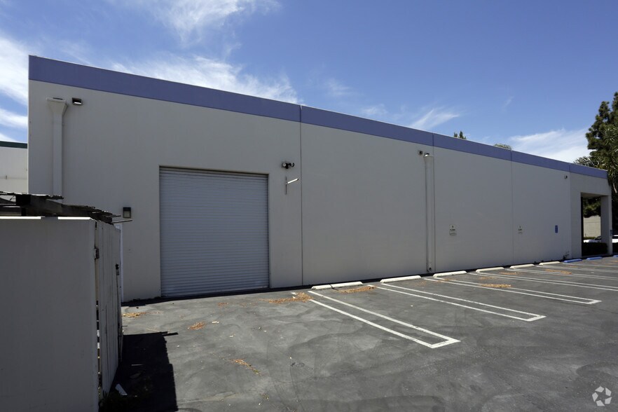 5672 Buckingham Dr, Huntington Beach, CA à louer - Photo de l’immeuble – Image 2 sur 4
