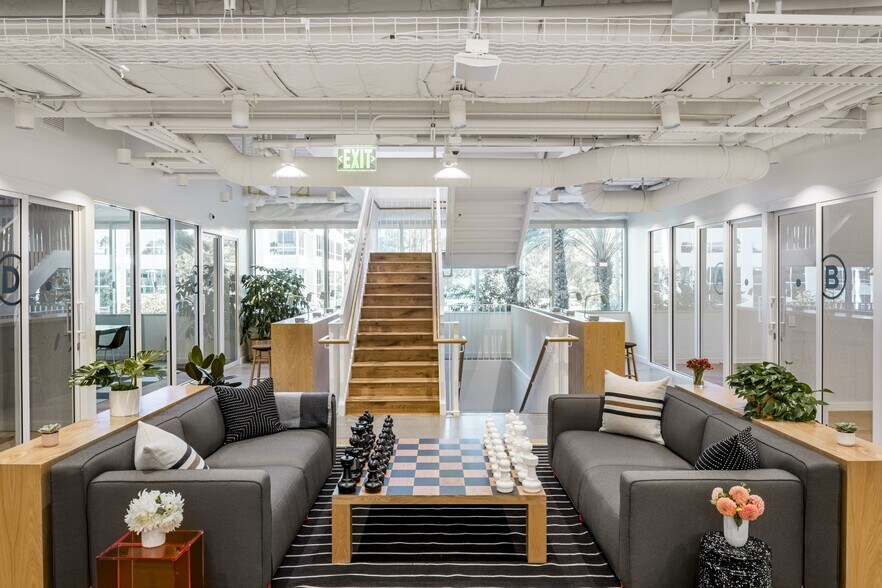 21255 Burbank Blvd, Woodland Hills, CA à louer - Photo intérieure – Image 2 sur 19