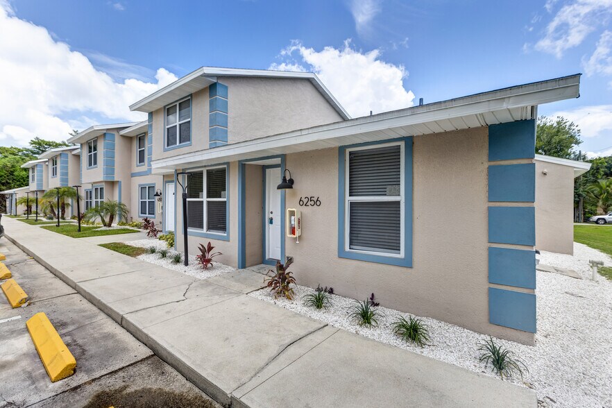 6240 Rattlesnake Hammock Rd, Naples, FL à vendre - Photo de l’immeuble – Image 3 sur 50