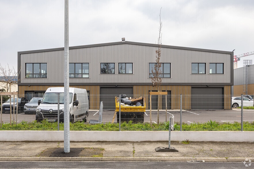 45 Rue Ampère, Chassieu à louer - Photo de l’immeuble – Image 3 sur 13