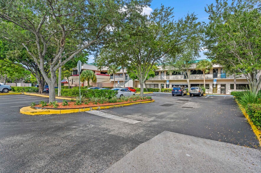 270-330 S University Dr, Plantation, FL à louer - Photo de l’immeuble – Image 2 sur 15